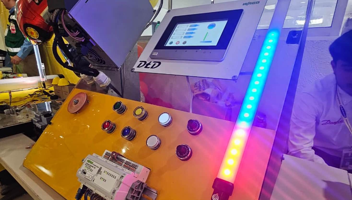 Ingeniera industrial revisando sistemas de ahorro económico en planta