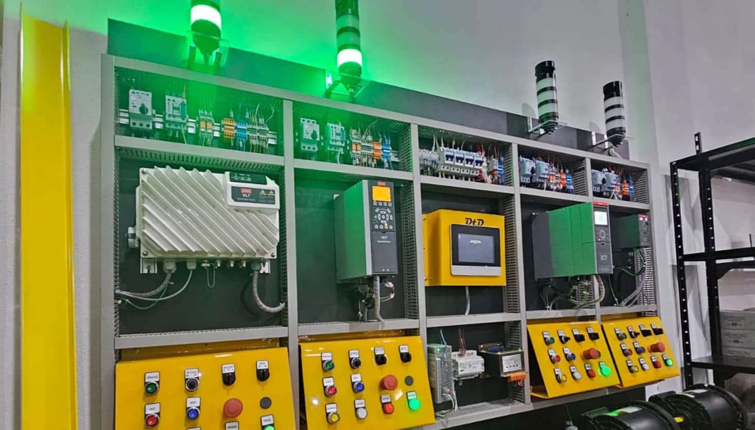 Técnico monitoreando calidad de energía eléctrica con tablet